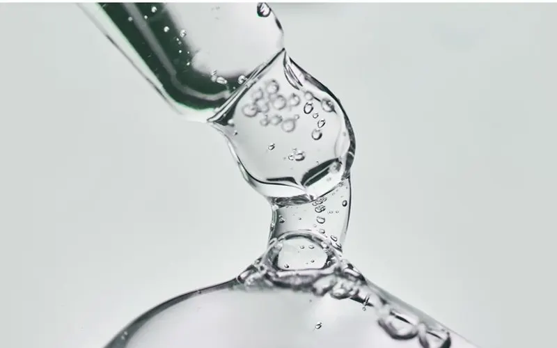 Serum dropper releasing clear hydrating serum